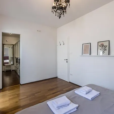 Central Park Apartment With Terrace Split Exterior photo